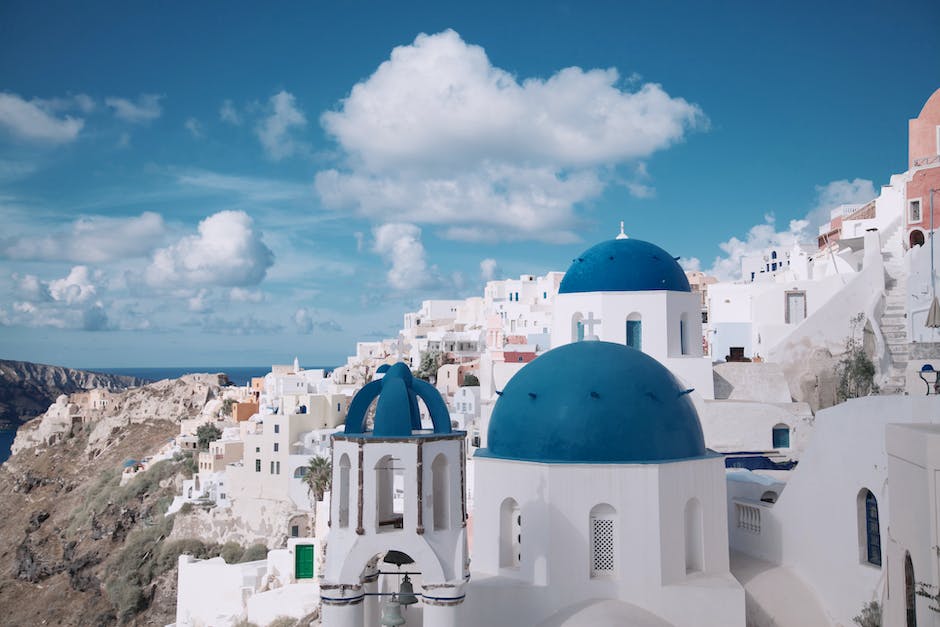 Capturing Breathtaking Santorini Caldera Sunsets